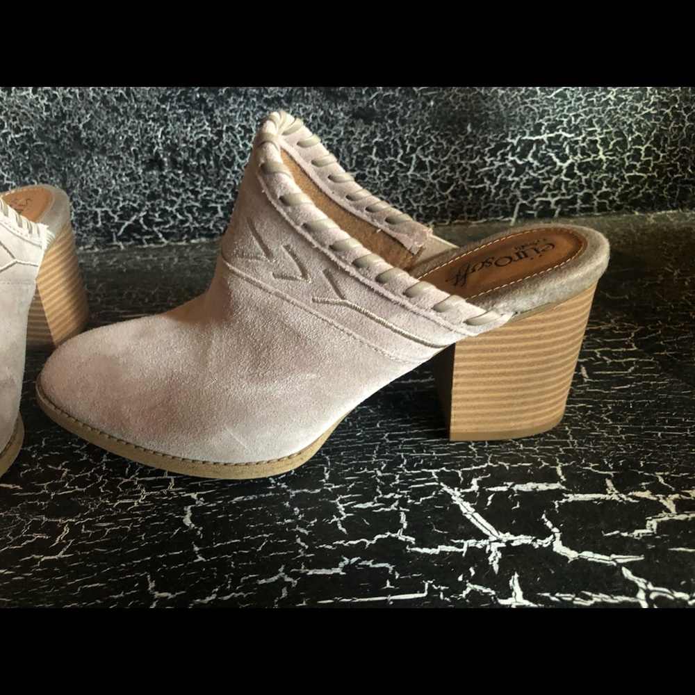 Size 8 clog/mule creme color suede